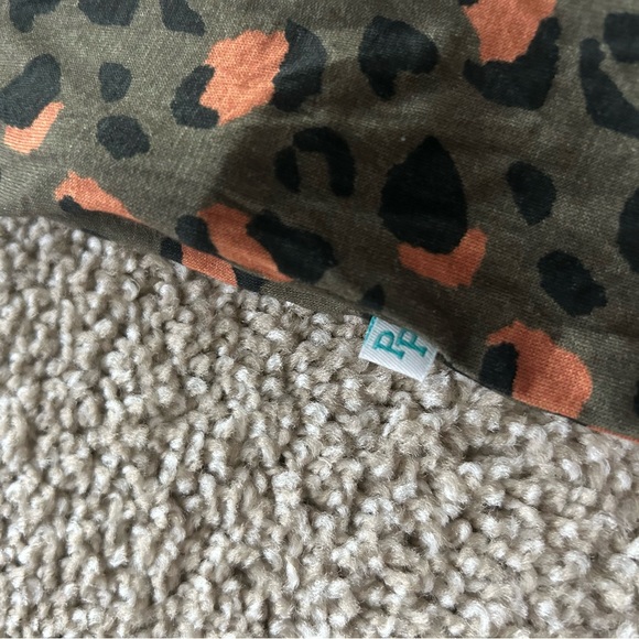 Posh Peanut Eli Racerback Henley Romper 2T unisex (Sold out Cheetah Prin… - Picture 8 of 11